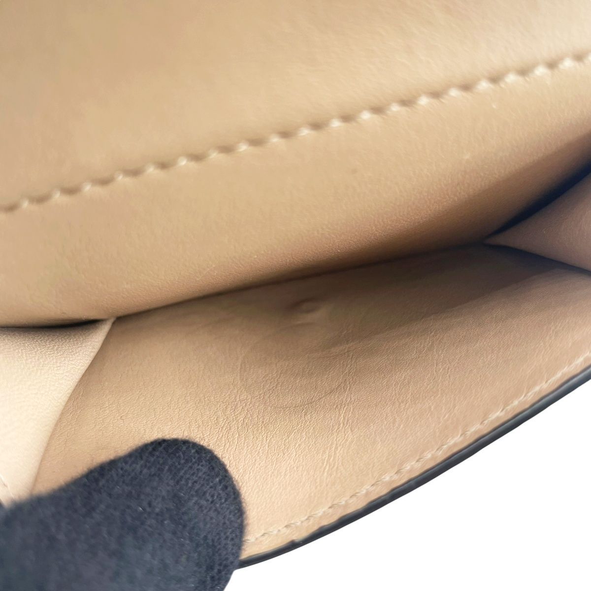 【美品】ロエベ トライフォールドウォレット 三つ折財布 ベージュレディース ロエベ アナグラム トライフォールドウォレット 三つ折り サンド