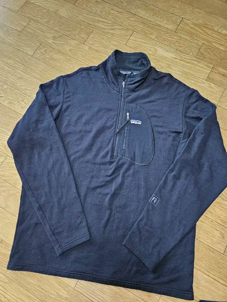 patagonia パタゴニア r1 エアジップネック フリース ハーフジップ 登山 レジャー キャンプ用