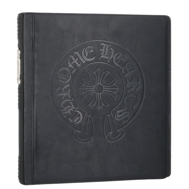 クロムハーツから “DSMG” 限定のレザーアイテムが登場。 | news