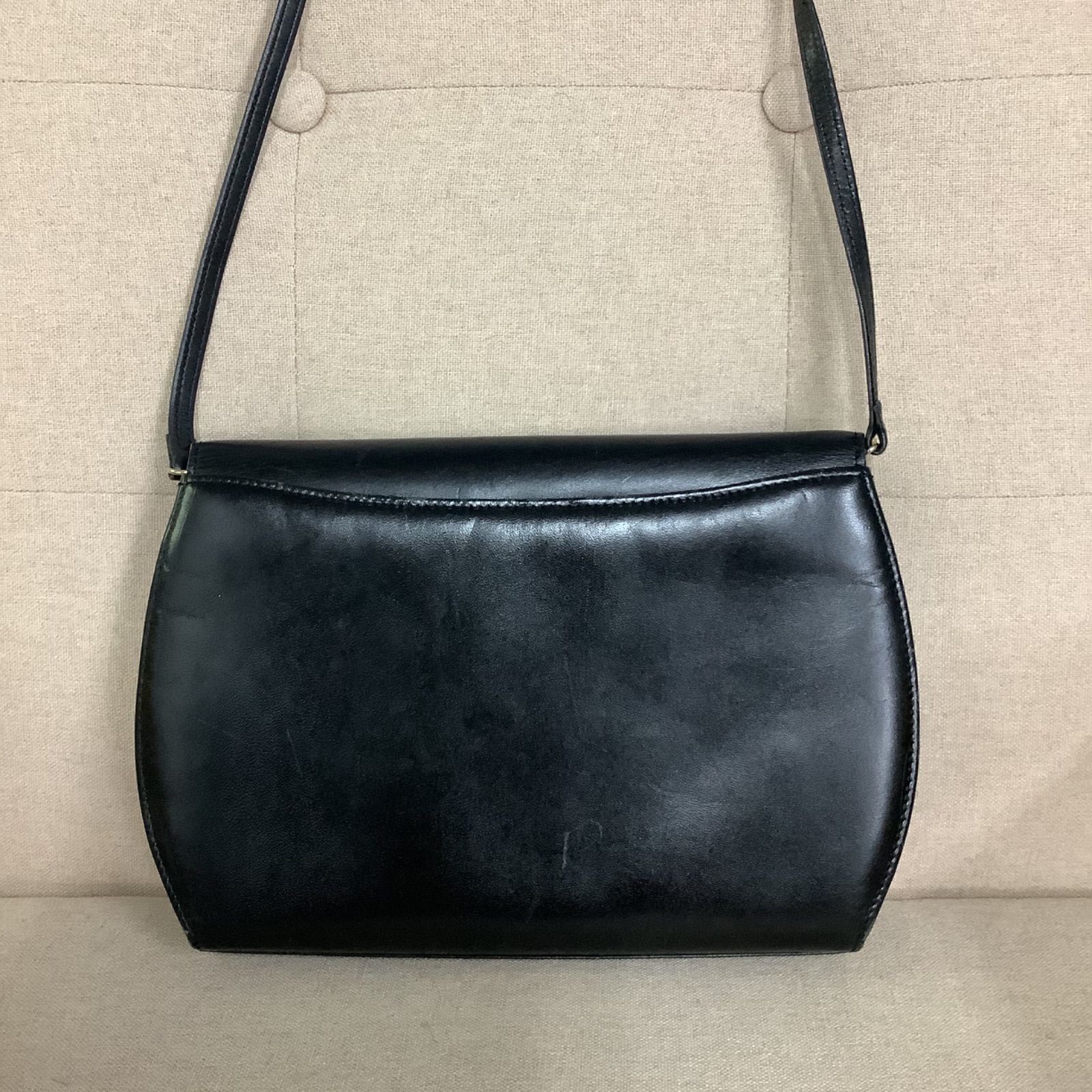 GIVENCHY　コンパクトレザーショルダーバッグ ヴィンテージ 良品】ジバンシーGIVENCHYコンパクトレザーショルダーバッグ