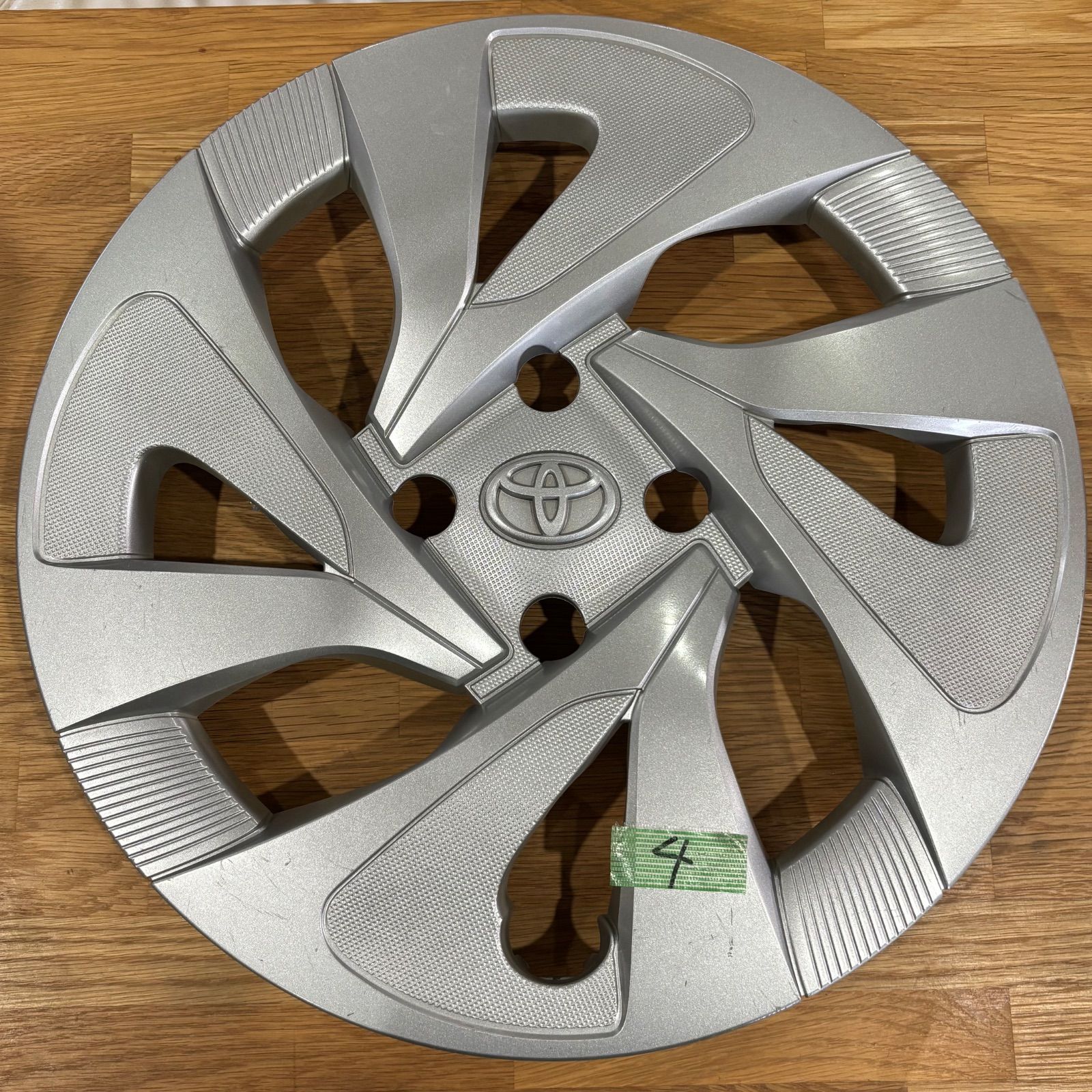 トヨタ アクア 15インチ純正ホイールキャップ