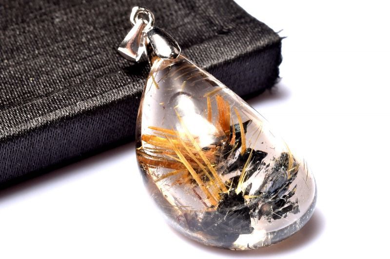 希少　ヘマタイト　タイチンルチルクォーツ　天然石　原石 太陽放射ルチルを起点に成長した水晶ポイント/ヘマタイトの一部が