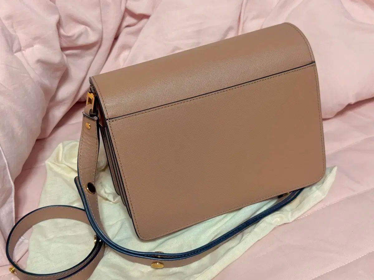 ピンクベージュ