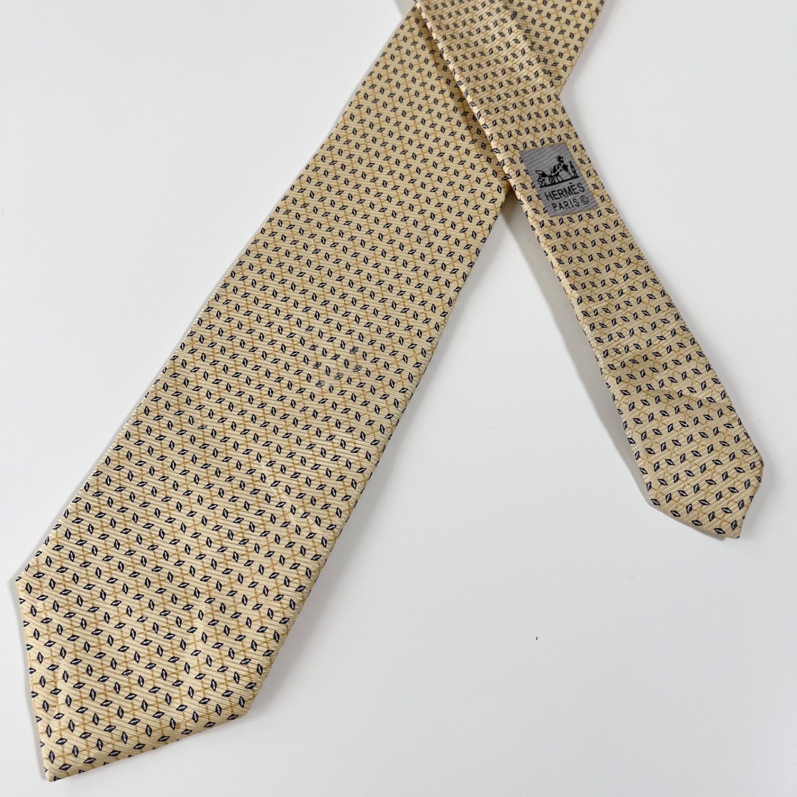 美品 HERMES エルメス ネクタイ シルク100% イエロー ベージュ 総柄 美品 HERMES エルメス ネクタイ シルク100% イエロー ベージュ系