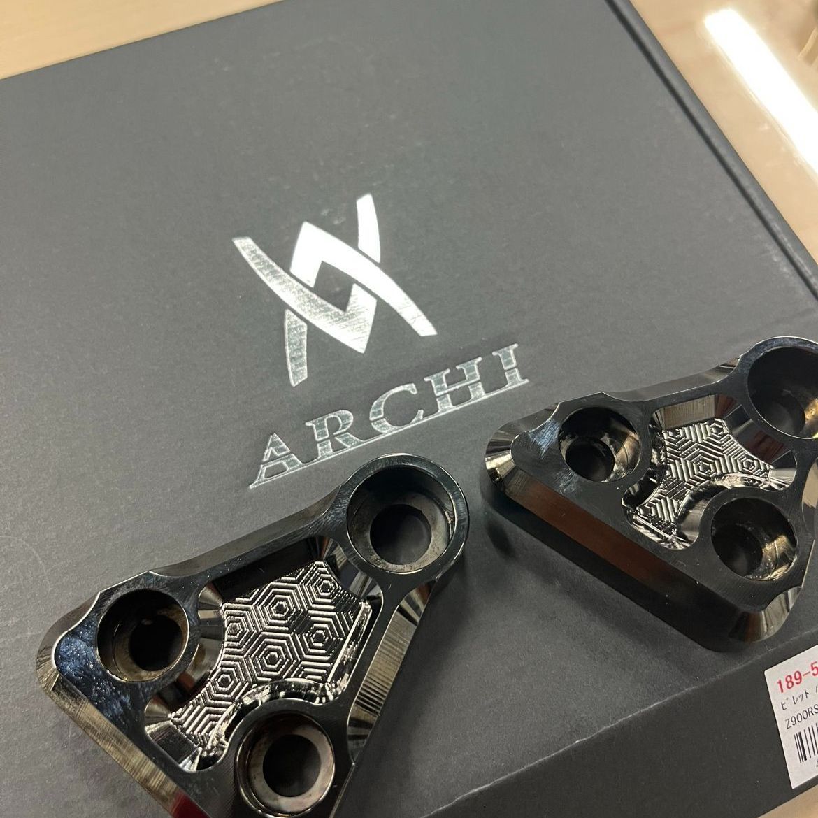 ARCHI 漆黒EDITION Z900RS ビレットハニカムシリンダーヘッドマウントV2