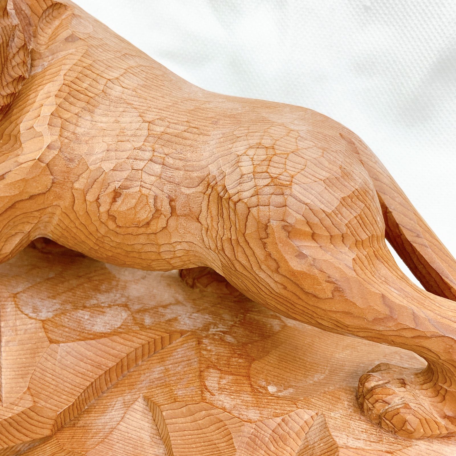 彫刻家 良之作 一刀彫 一位材 木彫 虎 寅 彫刻置物 箱あり ew - メルカリ