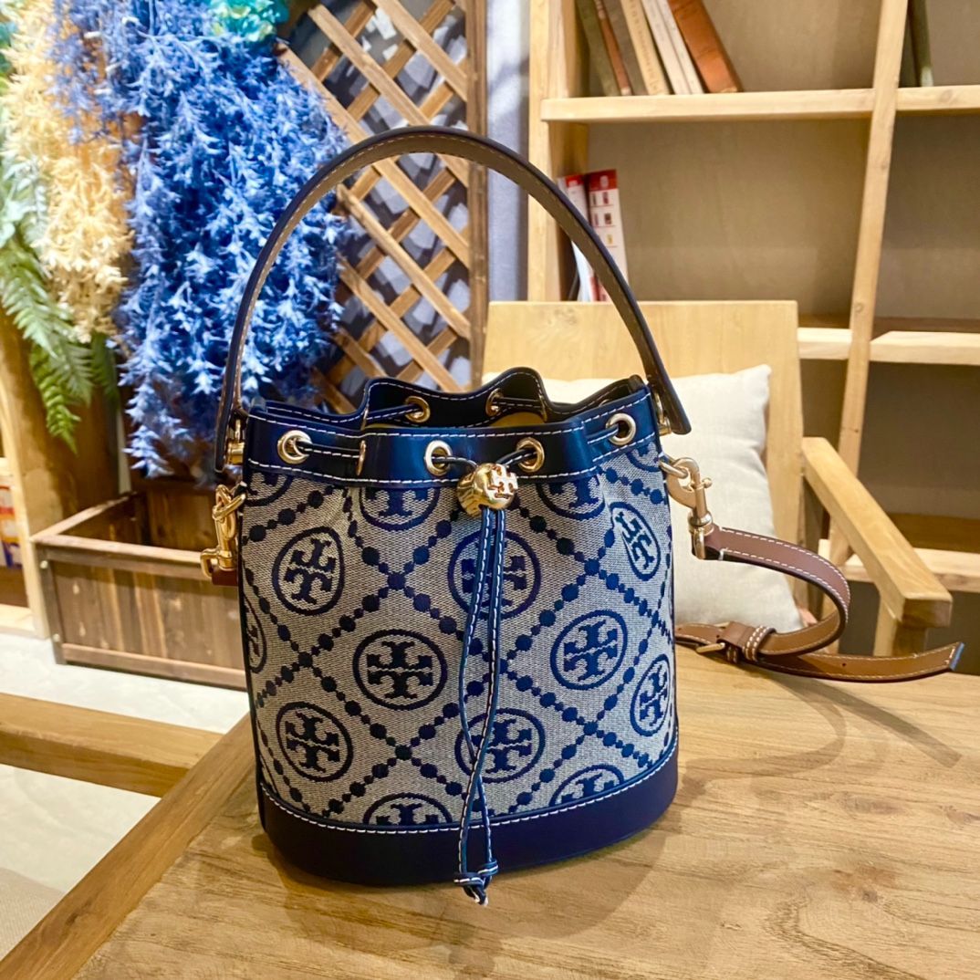 新品 未使用トリーバーチ TORY BURCH Monogram Bucket Bag ショルダーバッグ ハンドバッグ 2way ネイビー - メルカリ