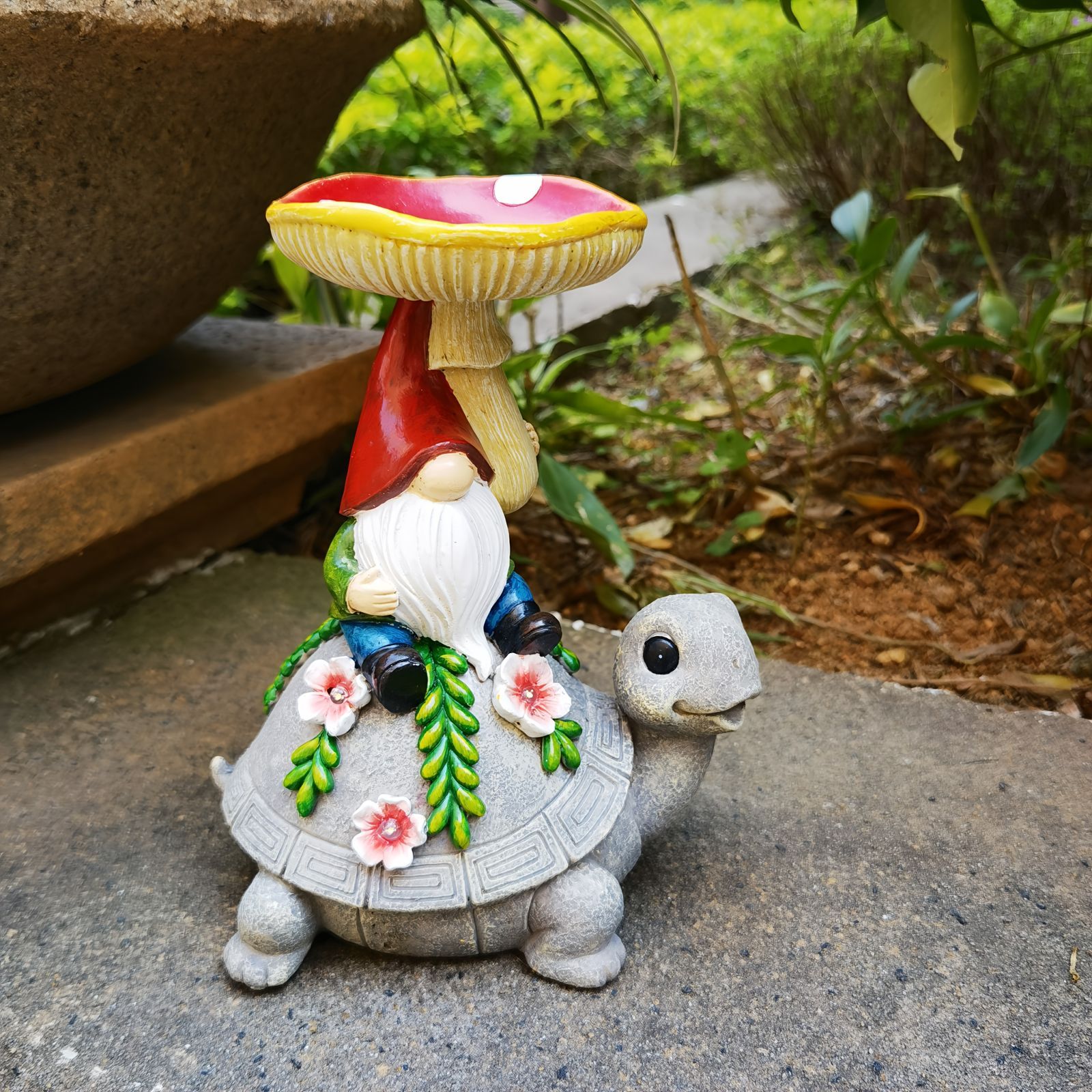 ソーラーライト ガーデンライト ガーデンオーナメント 亀の上でキノコを持っている小人 庭オブジェ 癒しグッズ ガーデニング お庭 玄関ライト 園芸装飾 インテリア オシャレ 防水 ギフト プレゼント 贈り物 樹脂 バードフィーダー 餌台