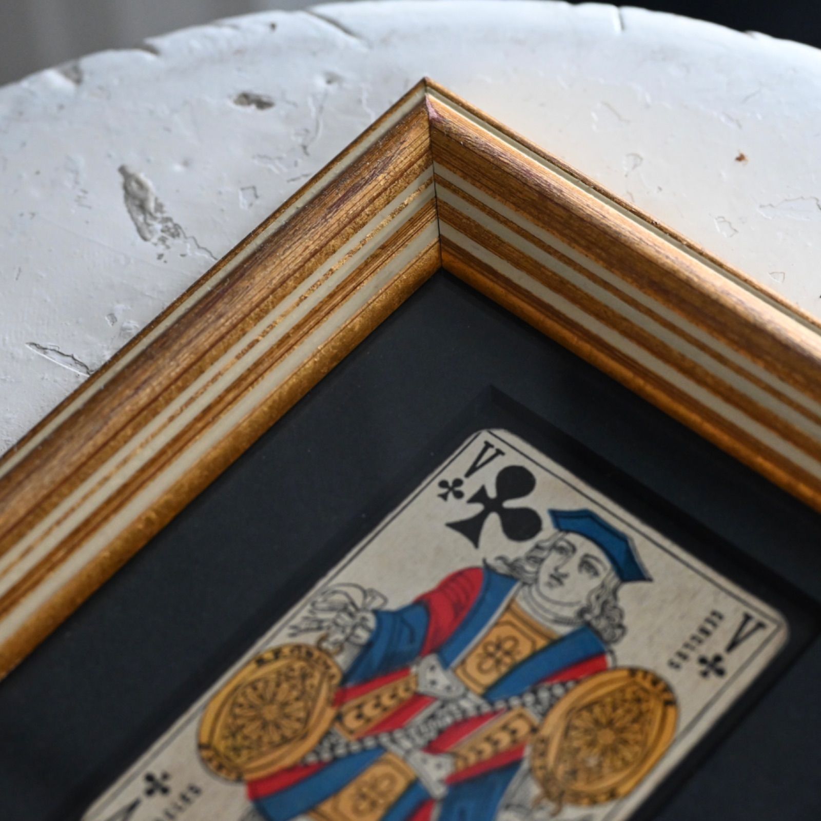 ヴィンテージフレーム「クローバーV」アンティークカードの1枚と