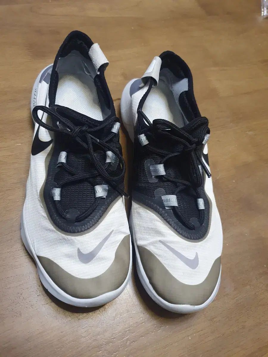 NIKE ナイキ フリーラン スニーカー