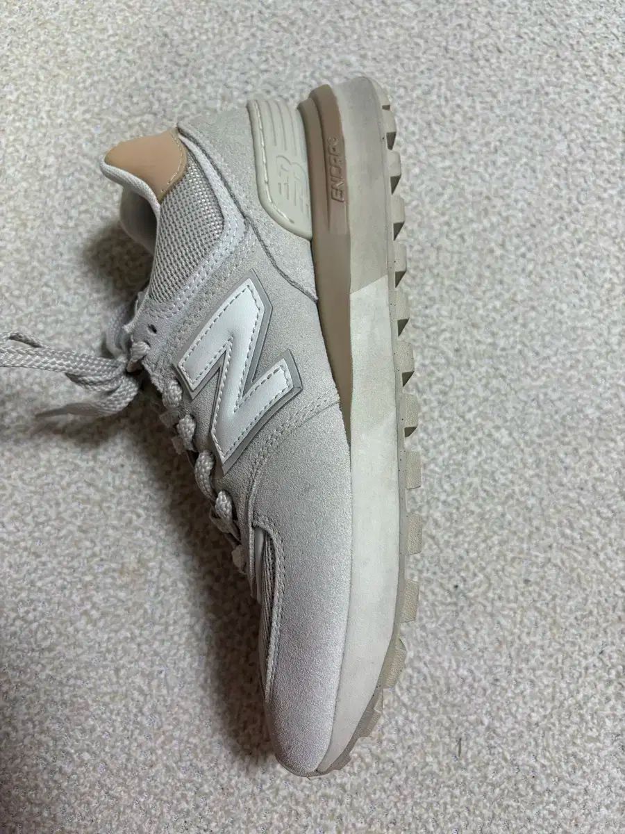 アイボリー スニーカー