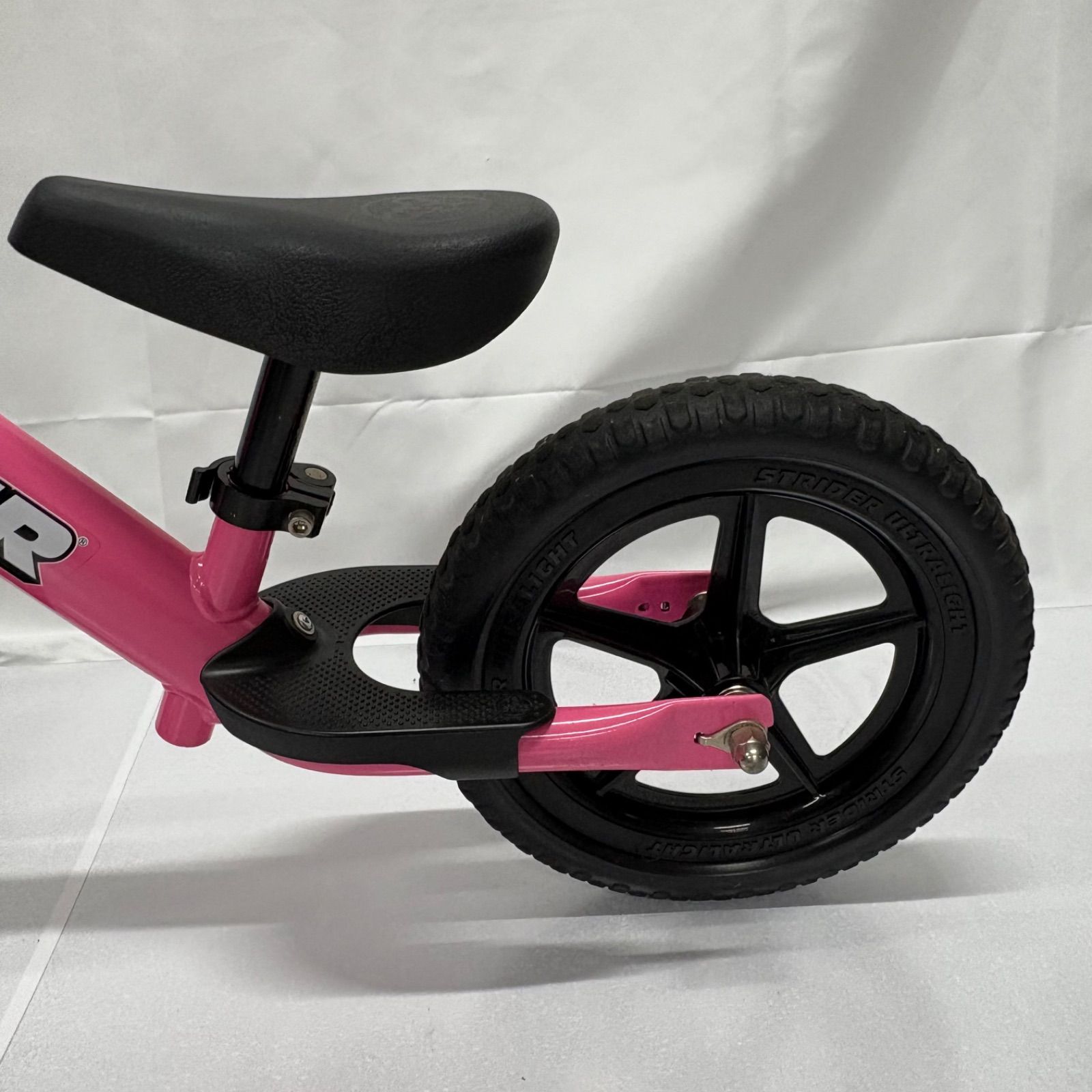 美品　STRIDER クラシック　バランスバイク 12インチ ピンク STRIDER ピンク バランスバイク 12インチ ストライダー