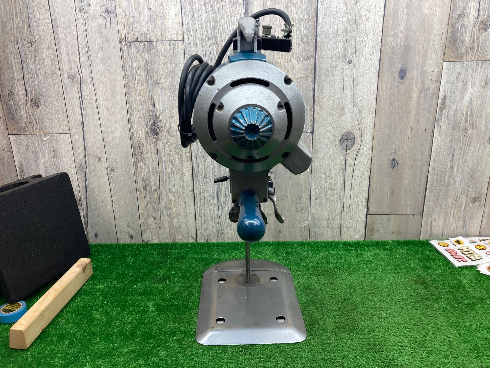 中古品◇KM クロスカッティングマシーン KS-AU 布地裁断機 竪刃裁断機