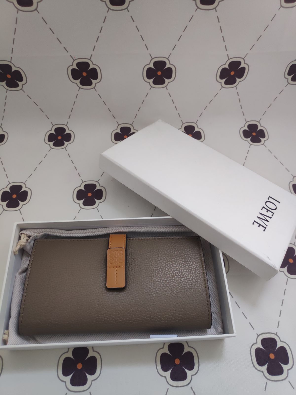 美品 ロエベ LOEWE バーティカルウォレット ラージ 二つ折り 長財布 
