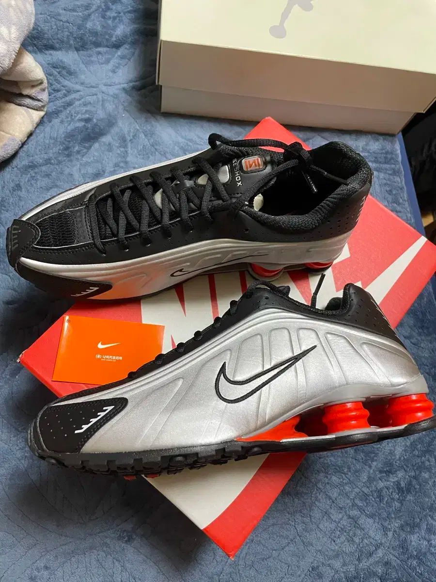NIKE(ナイキ) ショックス R4 メタリック シルバー レッド 265 サイズ