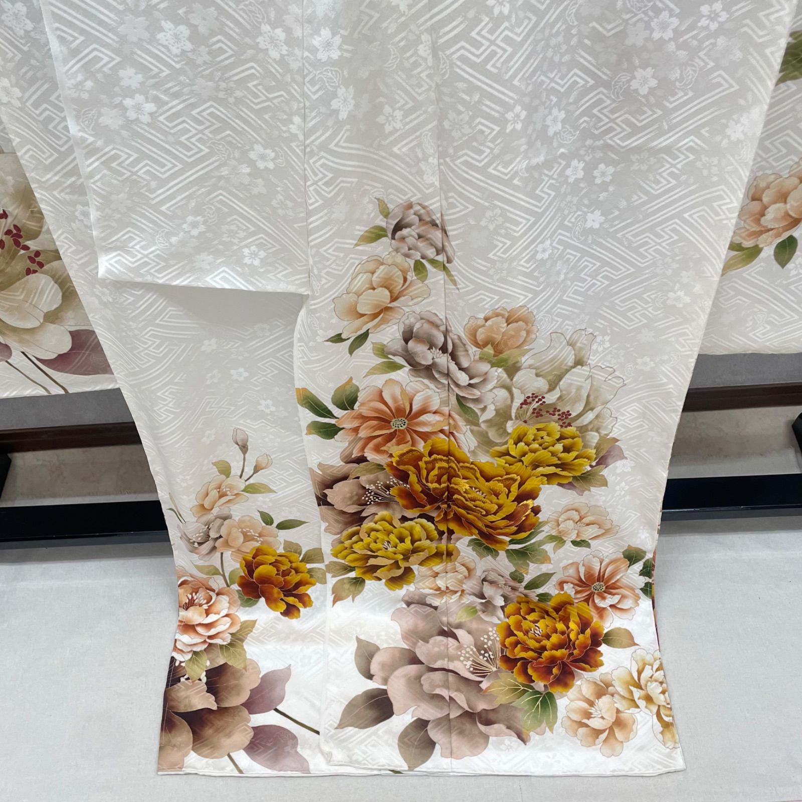 振袖仕立て上り　新品未使用　白地に花模様　化繊100% 振袖仕立て上り 新品未使用 白地に花模様 化繊100%