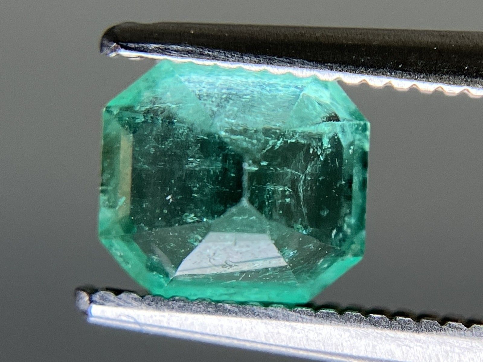 エメラルド 天然 1.093ct 中央宝石ソーティング付き 6.53㎜×5.86  