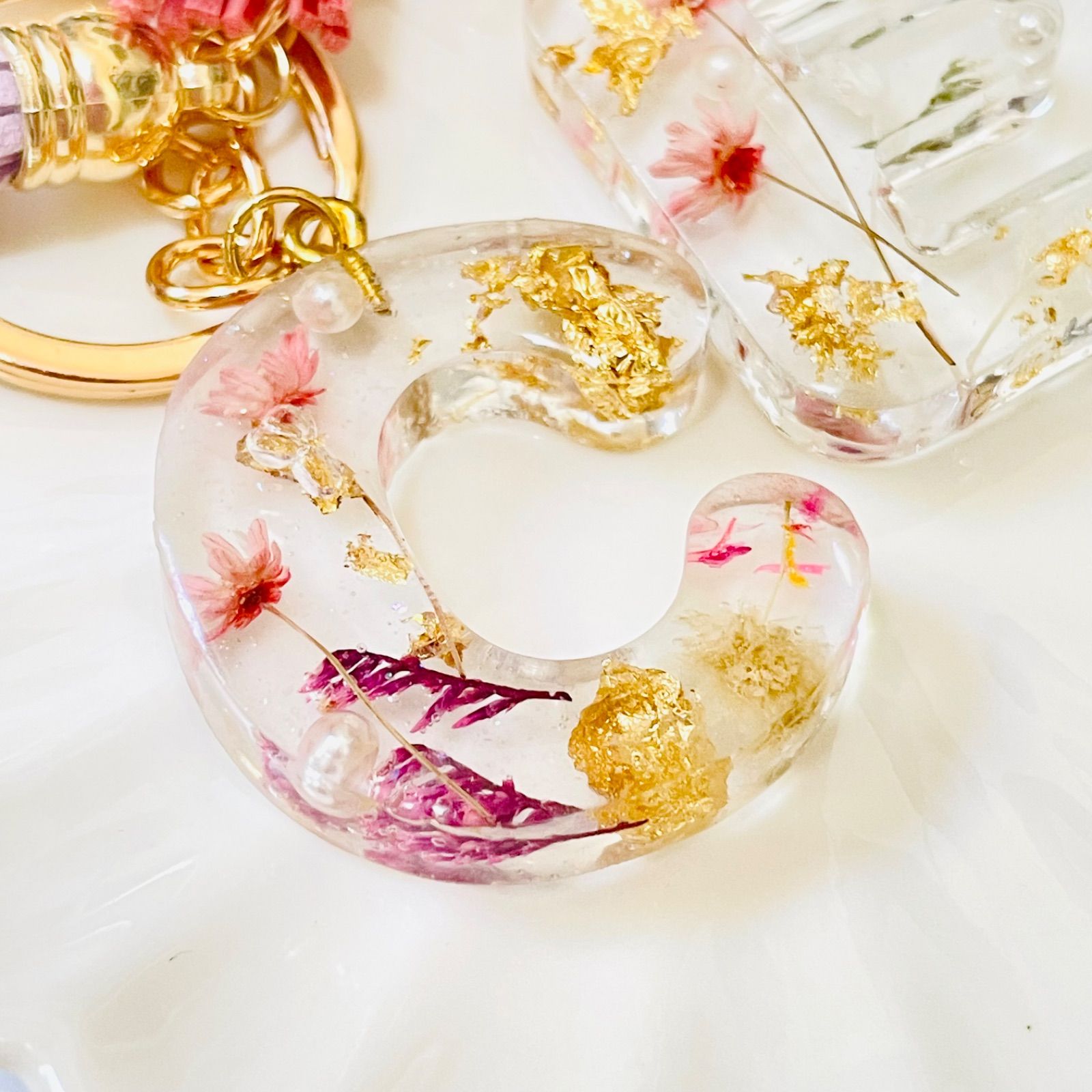 お花のイニシャルキーホルダー♪ R】春をぎゅっと詰めたお花のイニシャルキーホルダー
