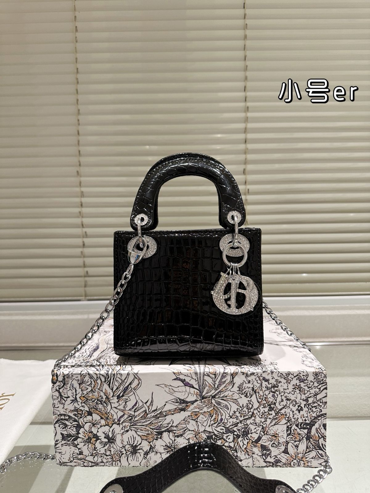 美品 Dior レディディオール ハンドバッグ トートバッグ 箱付き 今日特価】Dior Lady Dior Bag with Folding Gift Box