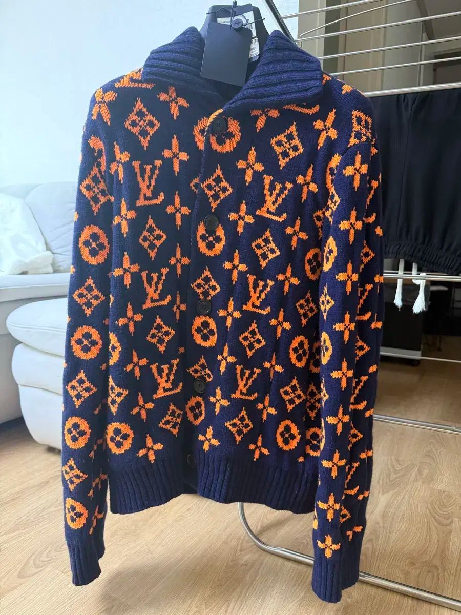 完売品　ほぼ未使用　LOUIS VUITTON シグネチャーカーディガン ほぼ新品 Louis Vuitton(ルイヴィトン) シグネチャー