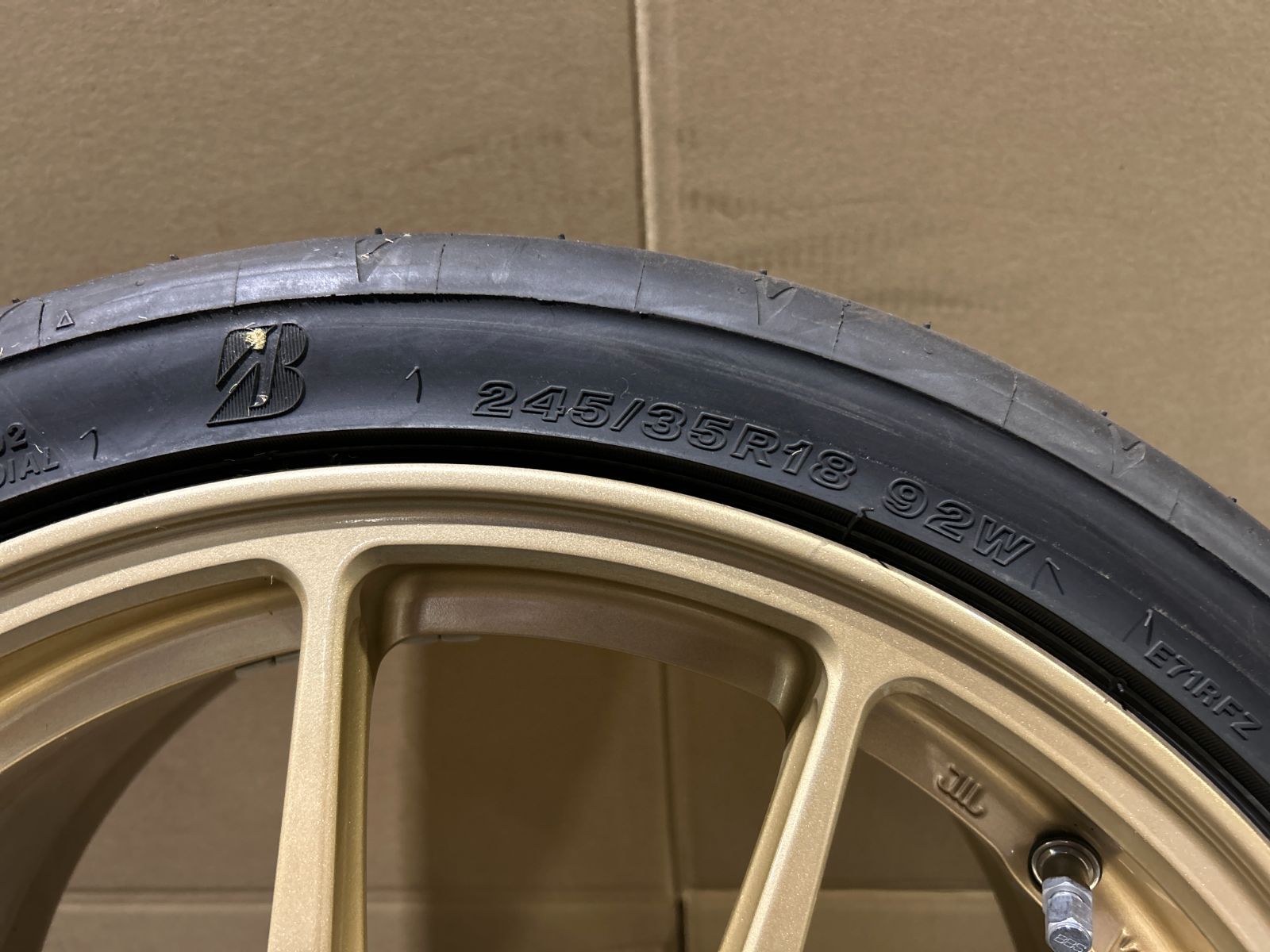 18インチ×8.5J 35