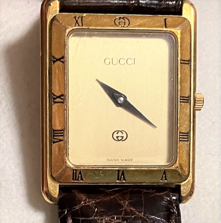 ☆GUCCI グッチ☆クオーツ☆4200M☆ゴールド文字盤☆スクエア☆メンズ