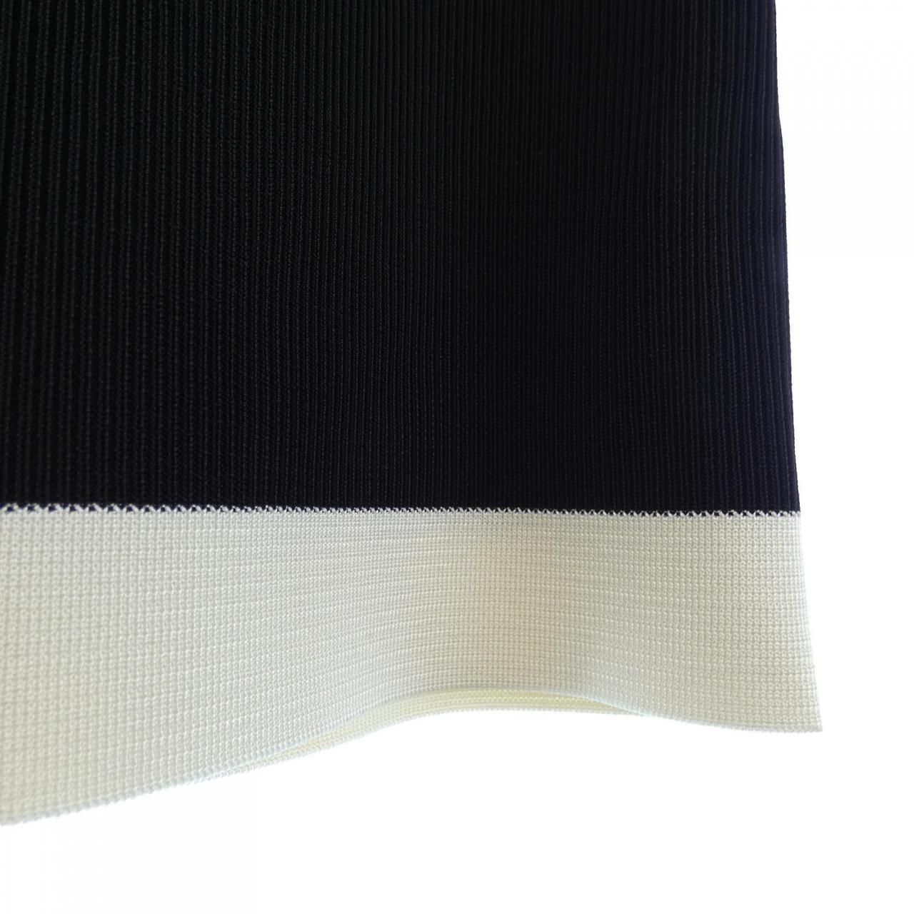 P64748K60697 スカート