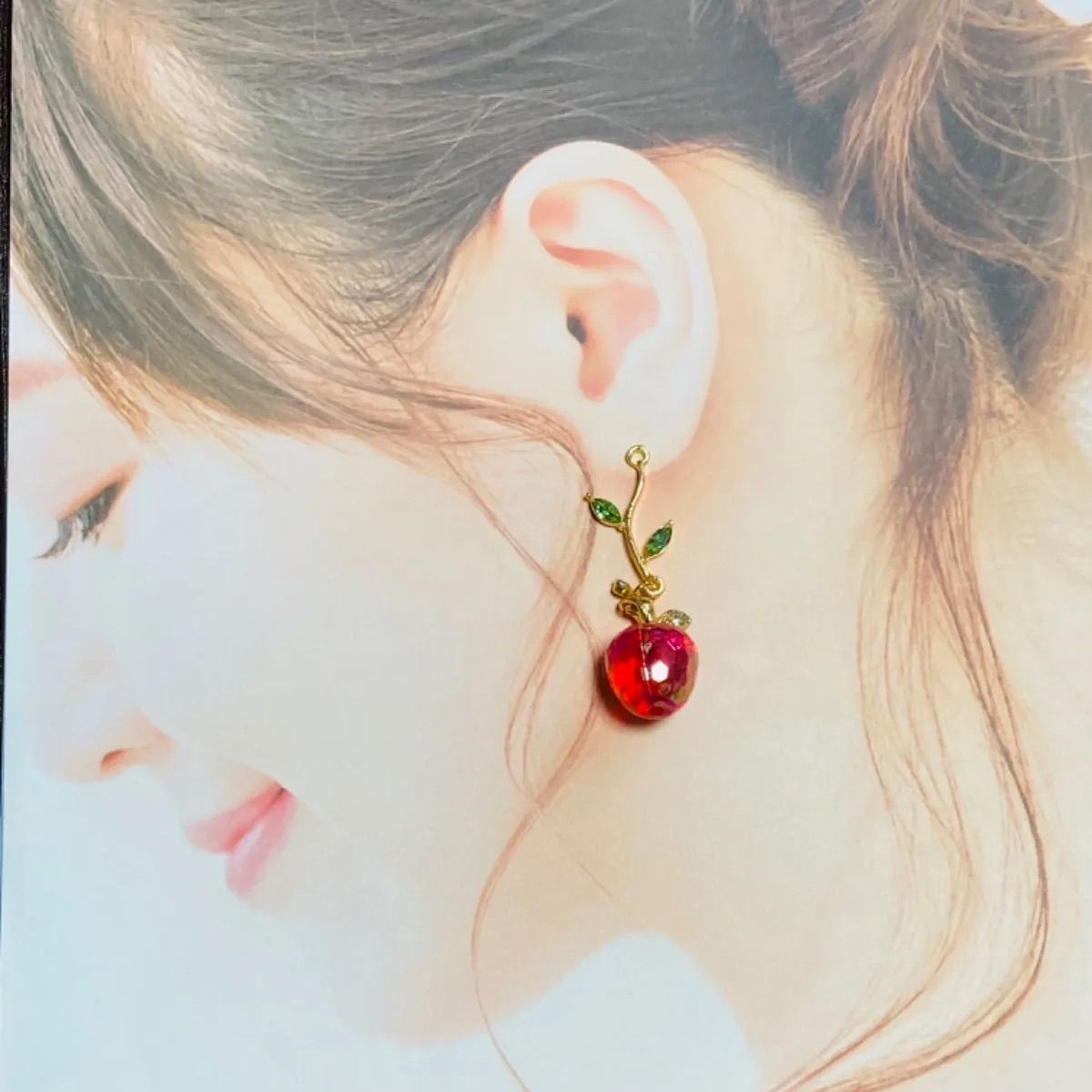 ハンドメイド グリーンリーフと魅惑のオーロラレッドりんご〈ピアス 