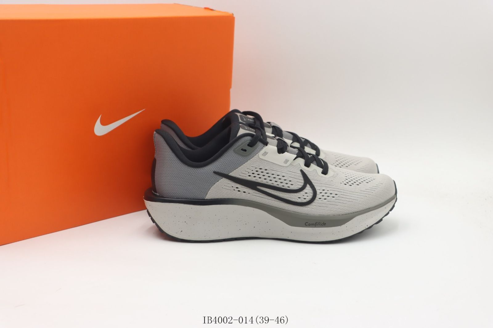 Nike ランニングシューズ グレー/ブラック 廃盤 25.5センチ Nike Nike ランニングシューズ グレー/ブラック 廃盤 25.5センチ Nike