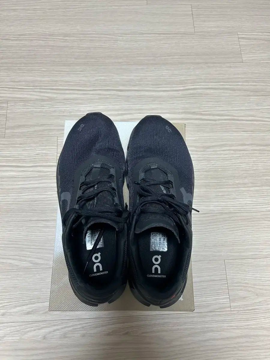 On ランニング クラウドMONSTER オールブラック 275