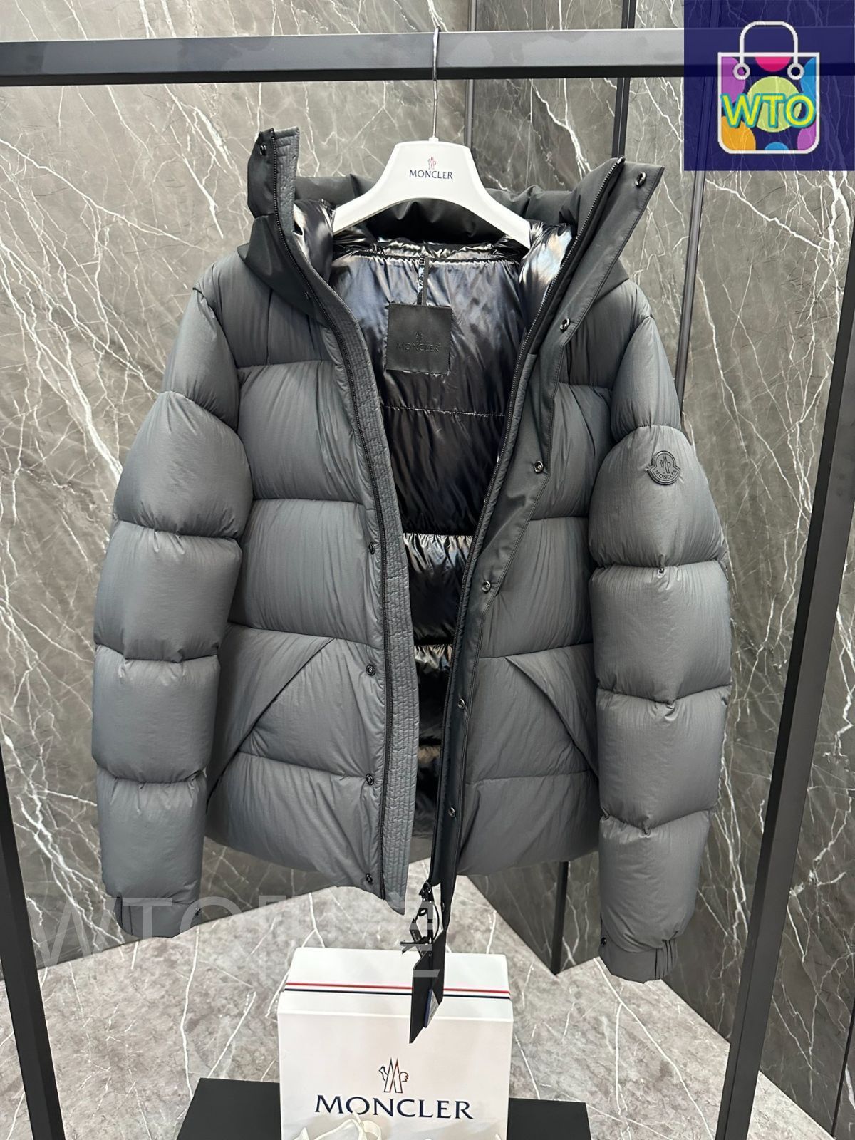 MONCLER グレー ジャケット MONCLER グレー ダウンジャケット フード付き 新品未使用タグ付