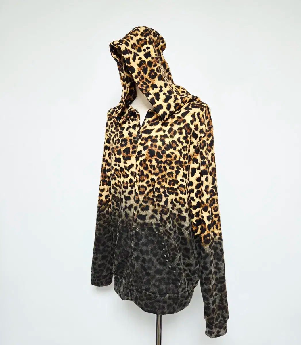 スタッズ ジップアップパーカー