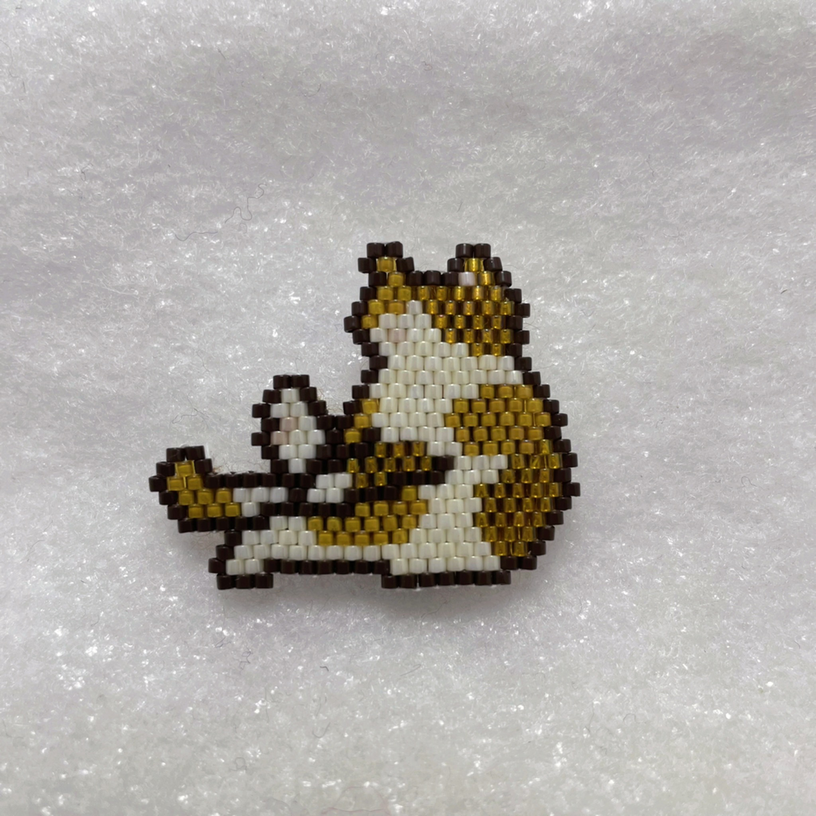ぶち猫ブラウンのお座りブローチ
