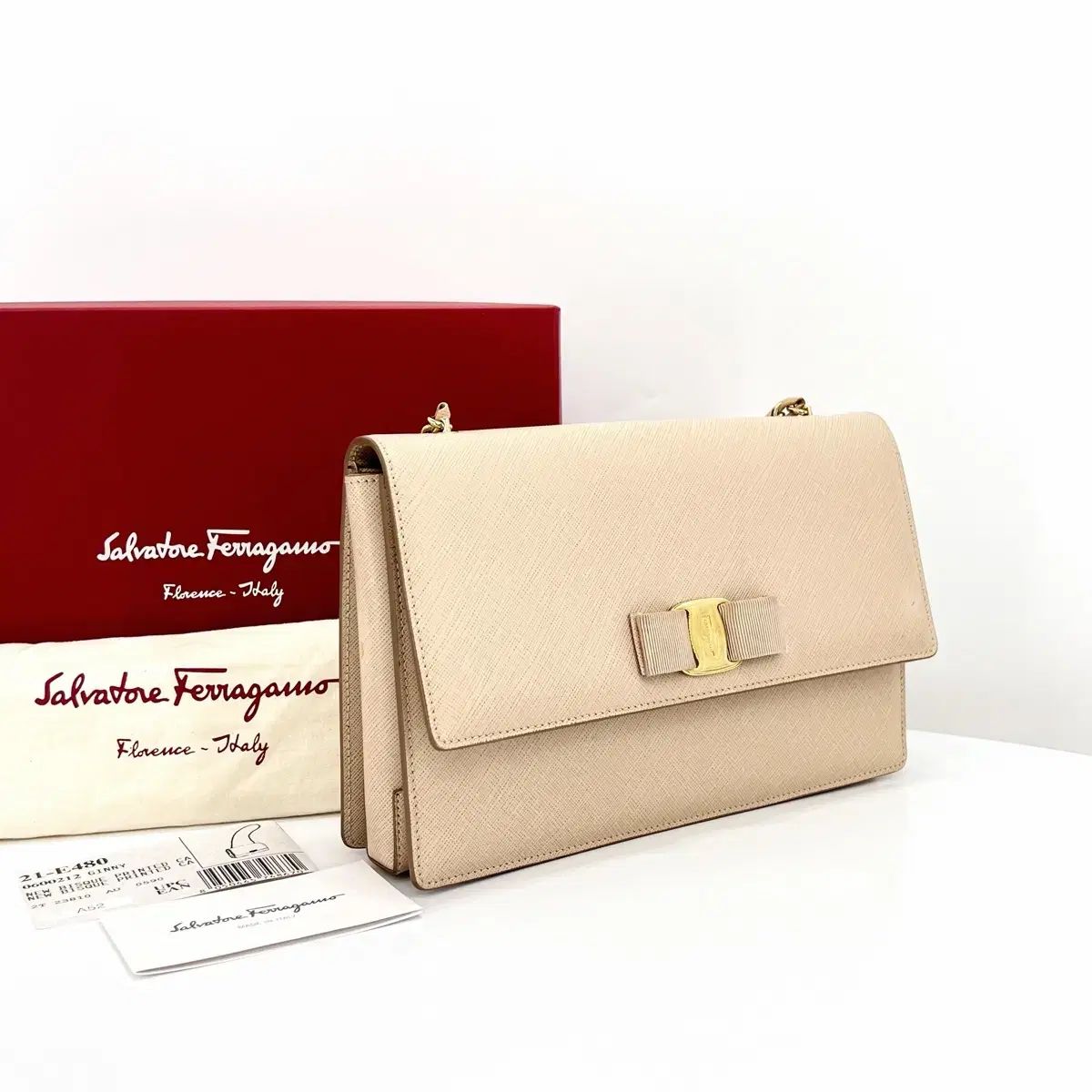 100 %本物 Ferragamo(フェラガモ) 精霊 チェーン 女性 レディース 