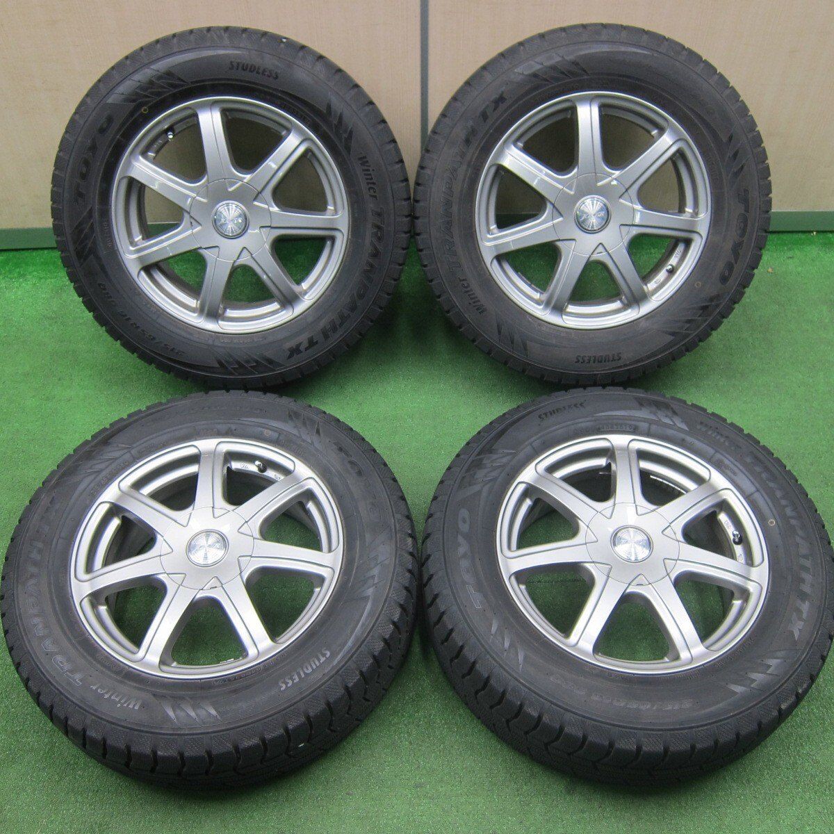 バリ溝！キレイ！9分☆スタッドレス 215/65R16 トーヨー ウインター 