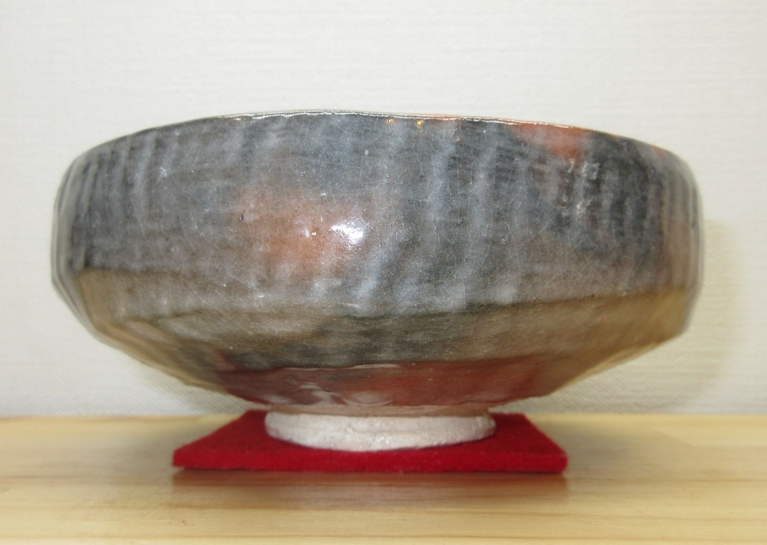 逢絢亭 茶道具 平茶碗 楽焼 赤楽 内寿文字彫 政所窯 永興明道 共箱入り