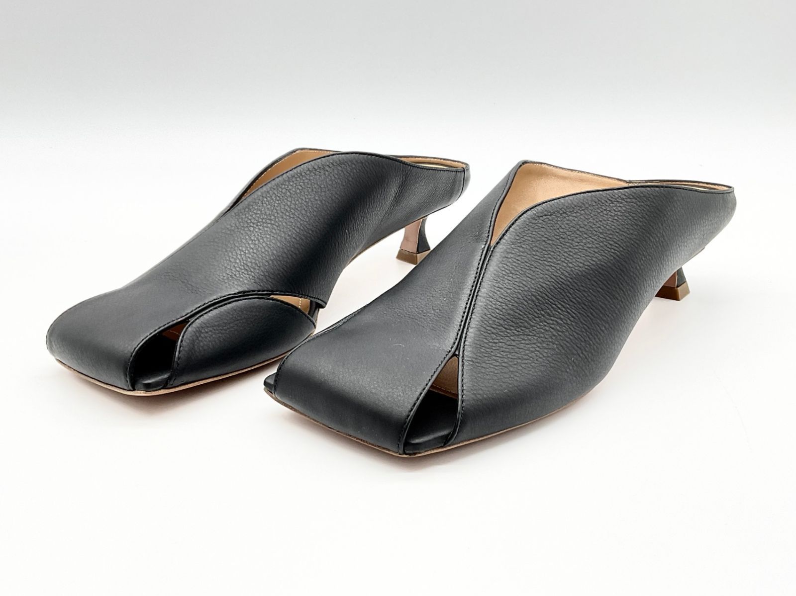 24.5【新品】PELLICO ディープカットミュール 定価64900円 PELLICO ディープカットミュール 定価64900円 24.5新品PELLICO