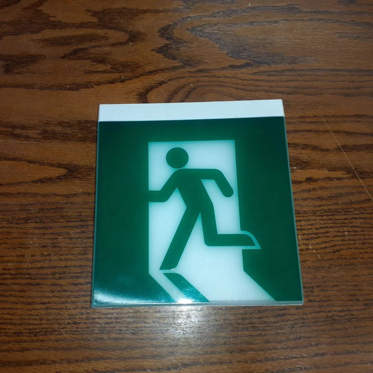 避難口誘導灯 FA10119（ジャンク品) - メルカリ