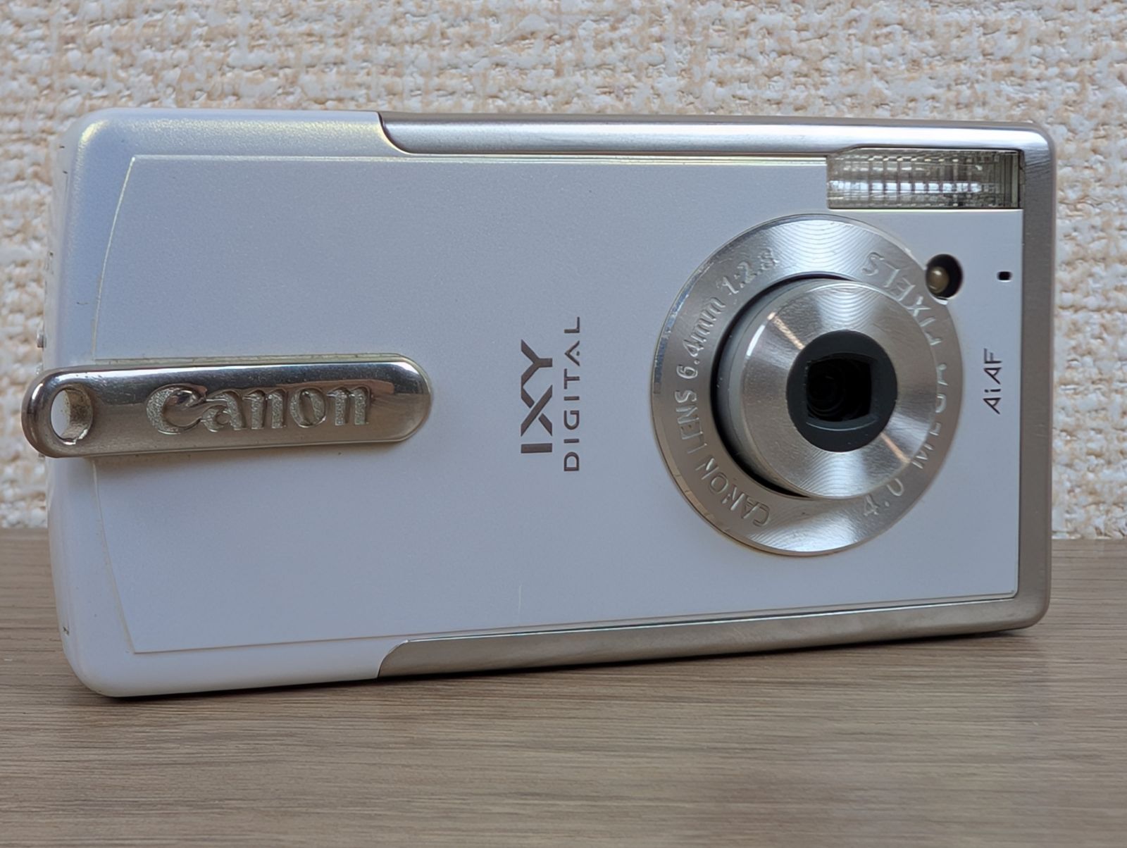 Canon IXY 1 10.1MP digital camera w. 12x zoom lens white