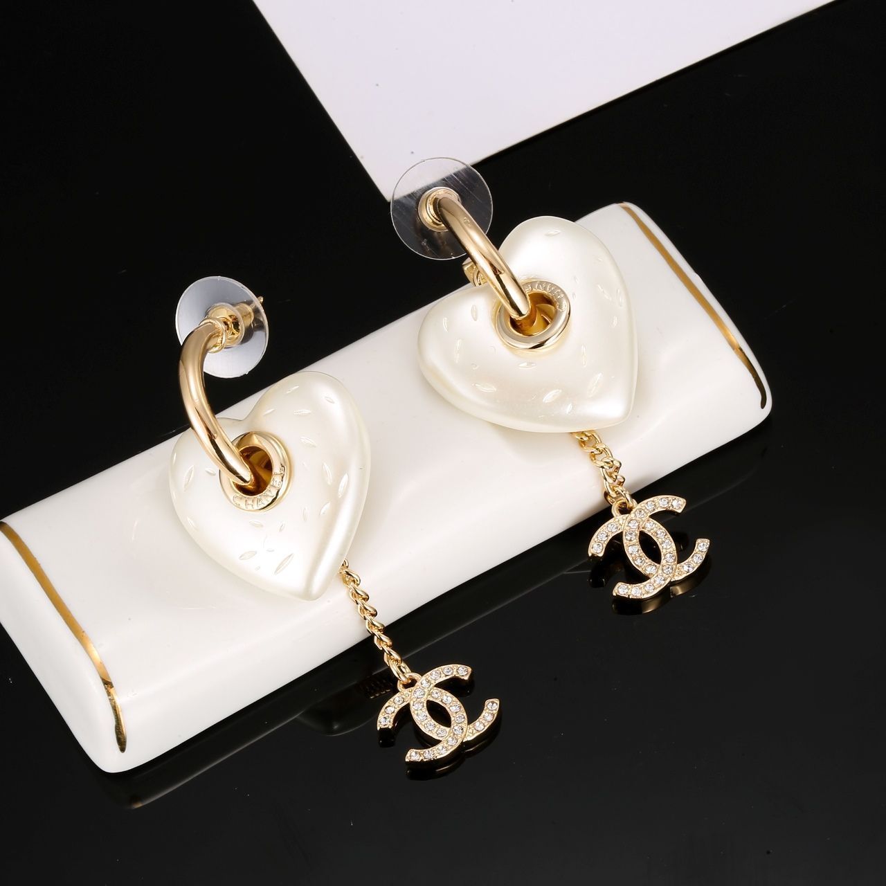 今日特価】Chanel シャネル 浅金色ハート型イヤリング 最新潮流