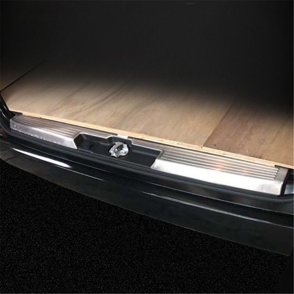19-22年 ハイエース 後部内装保護板 ステンレス製 銀色 後席フロアパネル キズ防止 安全性向上 高耐久性 人気パーツ