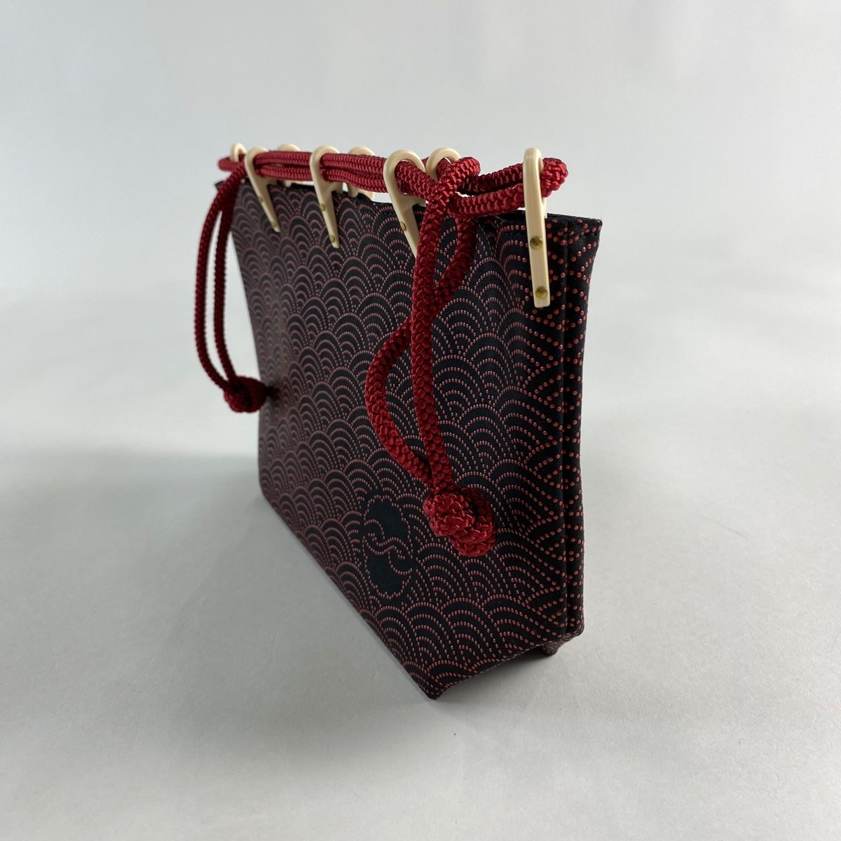 和装バッグ 美品 逸品 印傳屋 カジュアル 箱付き 青海波 黒 鹿革
