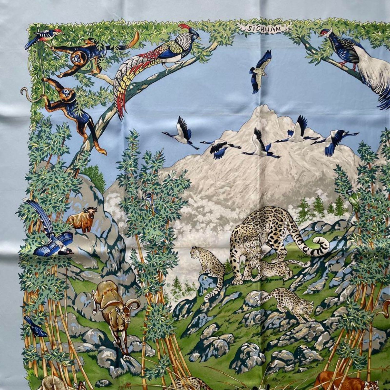 HERMES　エルメス　カレ90 SICHUAN 四川省　パンダ　動物　水色 HERMES エルメス カレ90 SICHUAN 四川省 パンダ 大判 シルクスカーフ