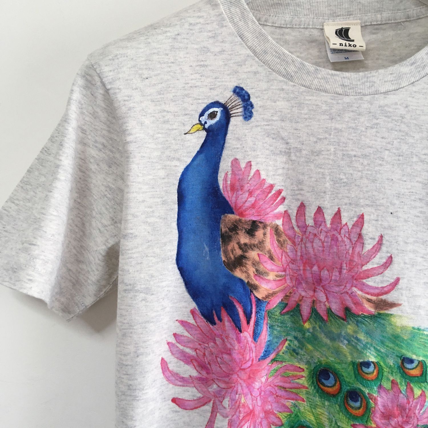 孔雀とクジャクサボテンの花柄手描きTシャツ - メルカリ