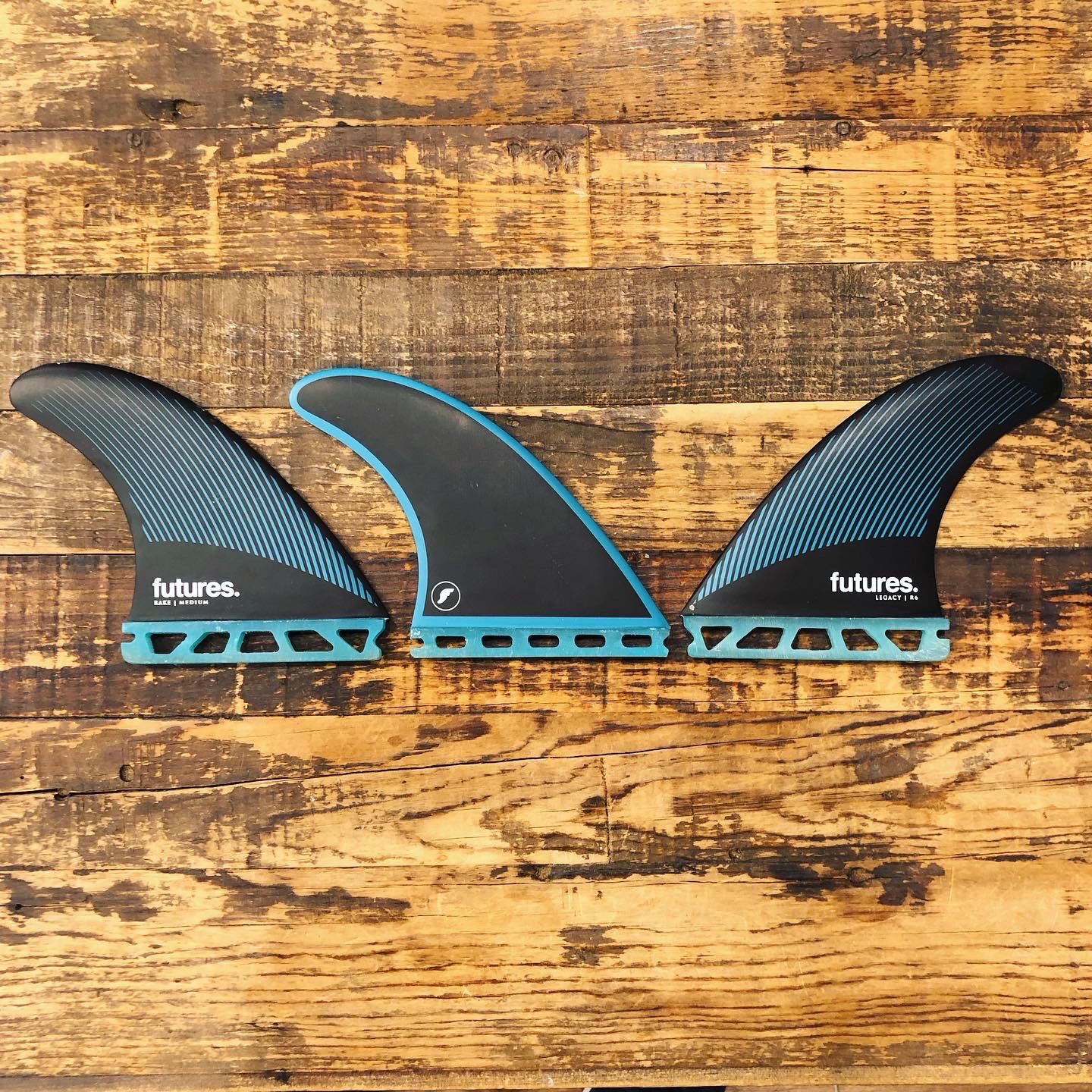 futures regacy R6 トライフィン Mサイズ 中古 FUTURES FIN RH LEGACY R6, USED(スラスター用) サイズM - メルカリ