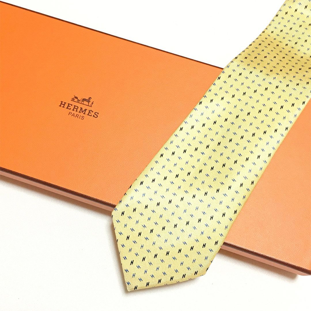 【新品未使用】HERMES イエロー H総柄ネクタイ　シルク100%　成人式向け HERMES エルメス シルクネクタイ H柄 イエロー系 メンズ : ブランド