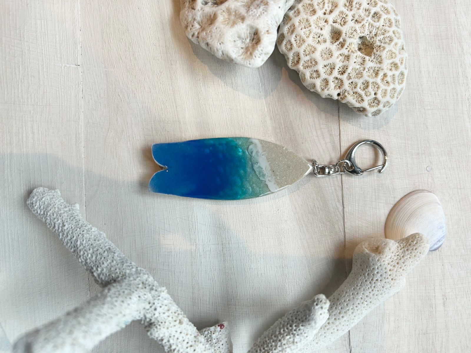キーホルダー　サーフボード　波レジン　海　波　パラオ珊瑚砂　ハンドメイド 342.オーシャンレジンアート キーホルダー | Leaf Edgez
