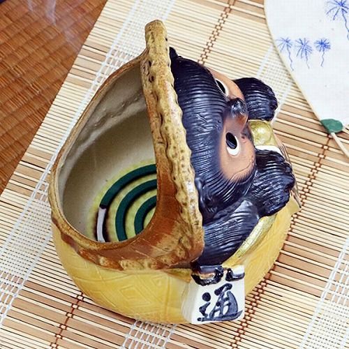 信楽焼　タヌキ　置物　蚊やり器　蚊取り線香　狸　タヌキ　陶器　陶磁器　工芸品 楽天市場】【10%OFF】お願い狸蚊やり器 (マット付）信楽焼 陶器