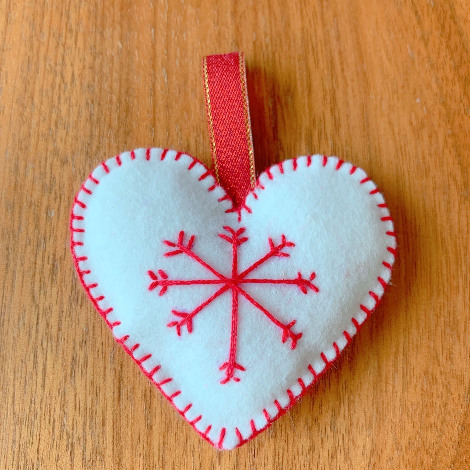 ハンドメイド フェルト クリスマスオーナメント ハート刺繍 6個