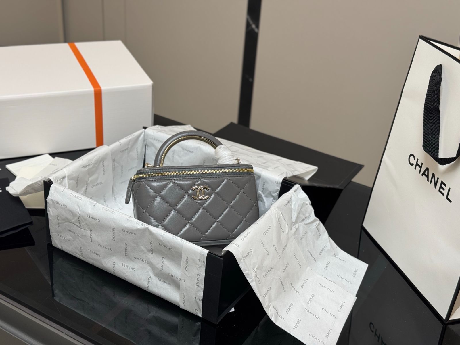 シャネル　メイクボックス（非売品） 今日特価】Chanel Handle Makeup Box ハンドルメイクボックス